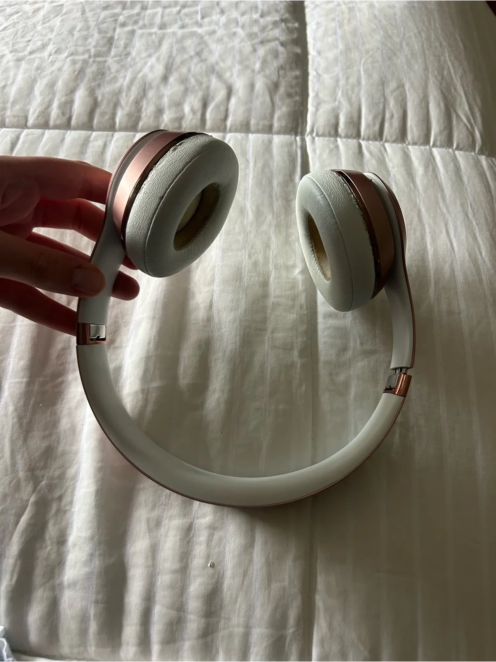 Wireless Solo 3 Beats by Dre Over-Ear Headphones - Rose Gold and White - Picture 3 of 13